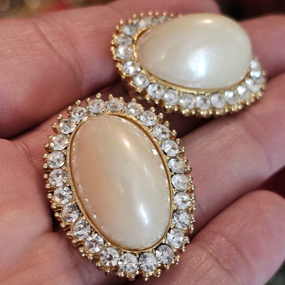 Vintage Clip Back Elegant Gold and Cream Earrings - Picture 6 of 8